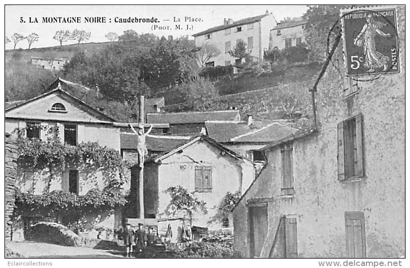 Caudebronde     11       La Place Et Le Calvaire - Autres & Non Classés