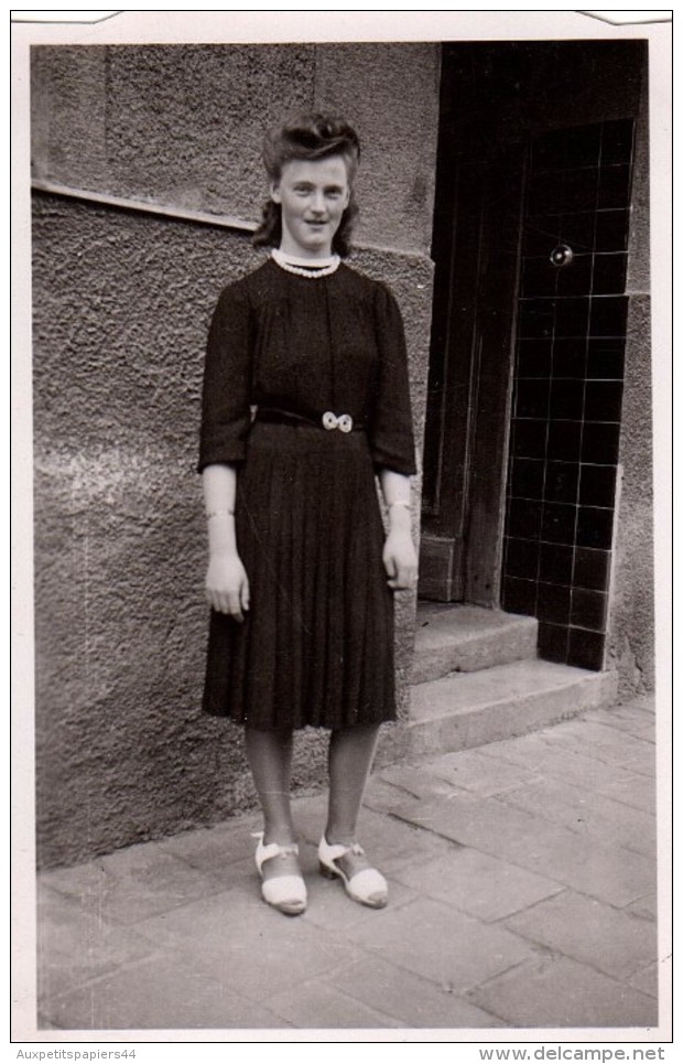 Photo Originale Femme - Mode Et Coiffure Banane Pour Cette Jeune Femme - Personnes Anonymes