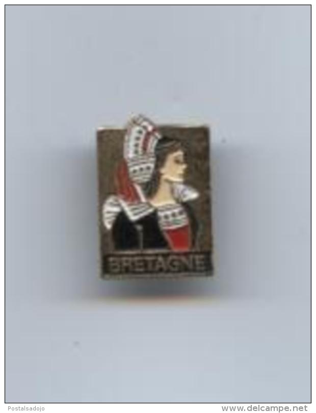 (17) PIN´S +++ BRETAGNE. FEMME DU PAYS - Villes