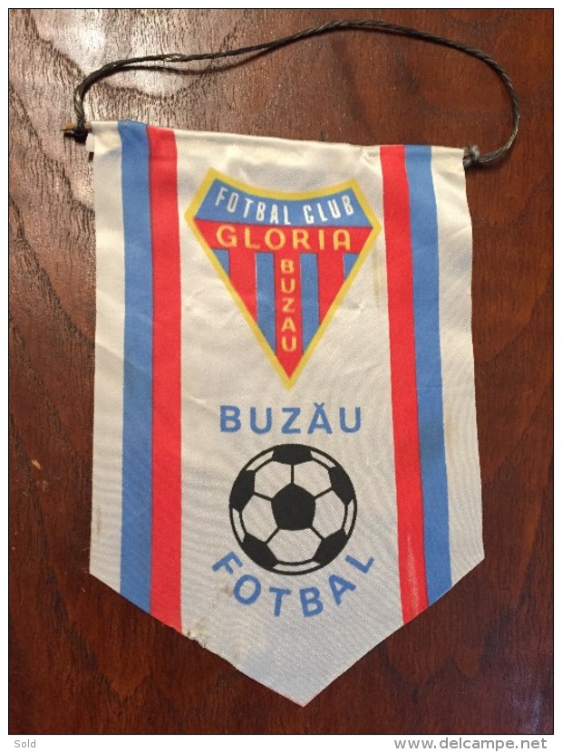 ROMANIA PENNANT FOTBAL CLUB GLORIA BUZAU ROMANIA - Kleding, Souvenirs & Andere