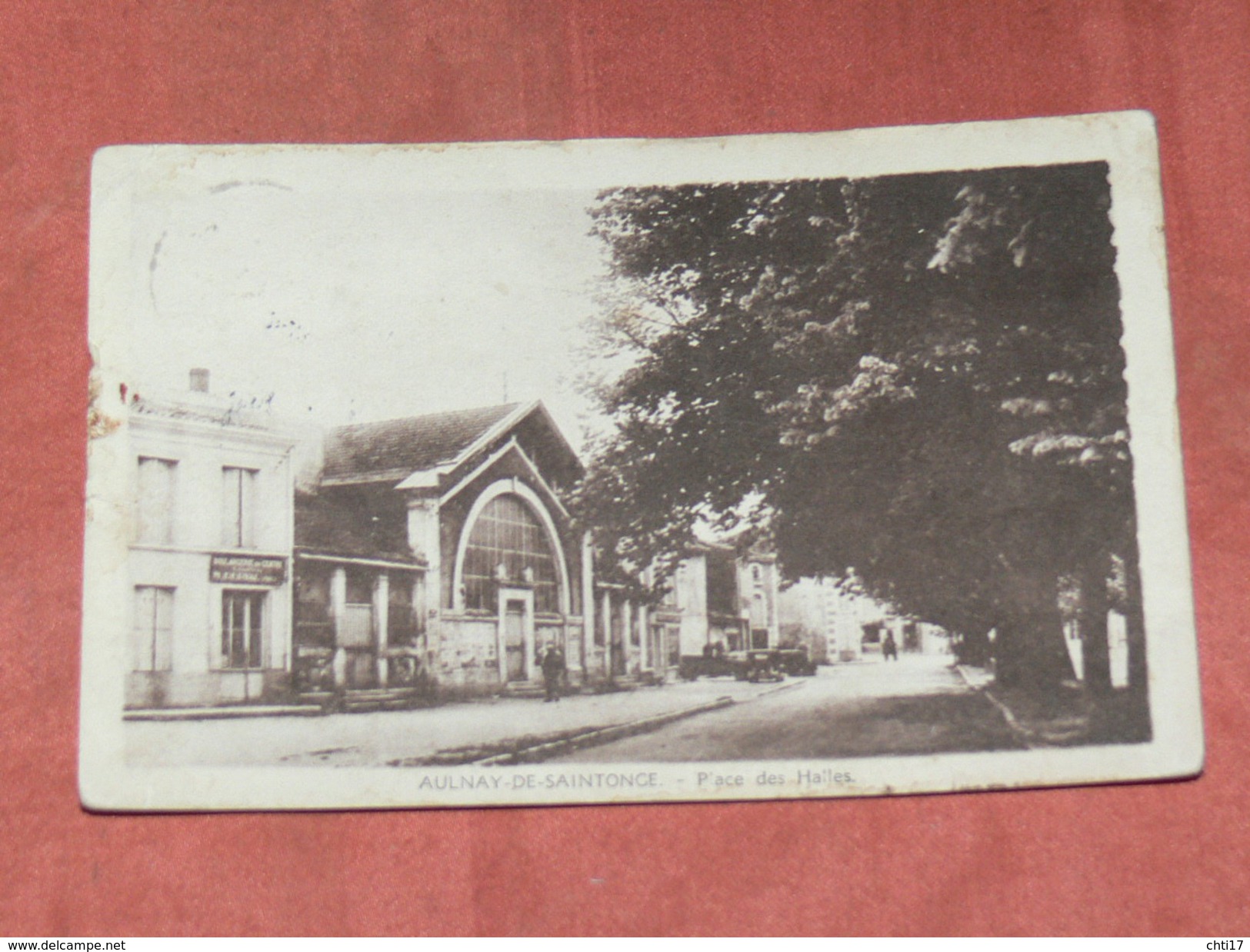 AULNAY DE SAINTONGE  1930 /  PLACE DES HALLES   / EDIT / CIRC NON - Aulnay