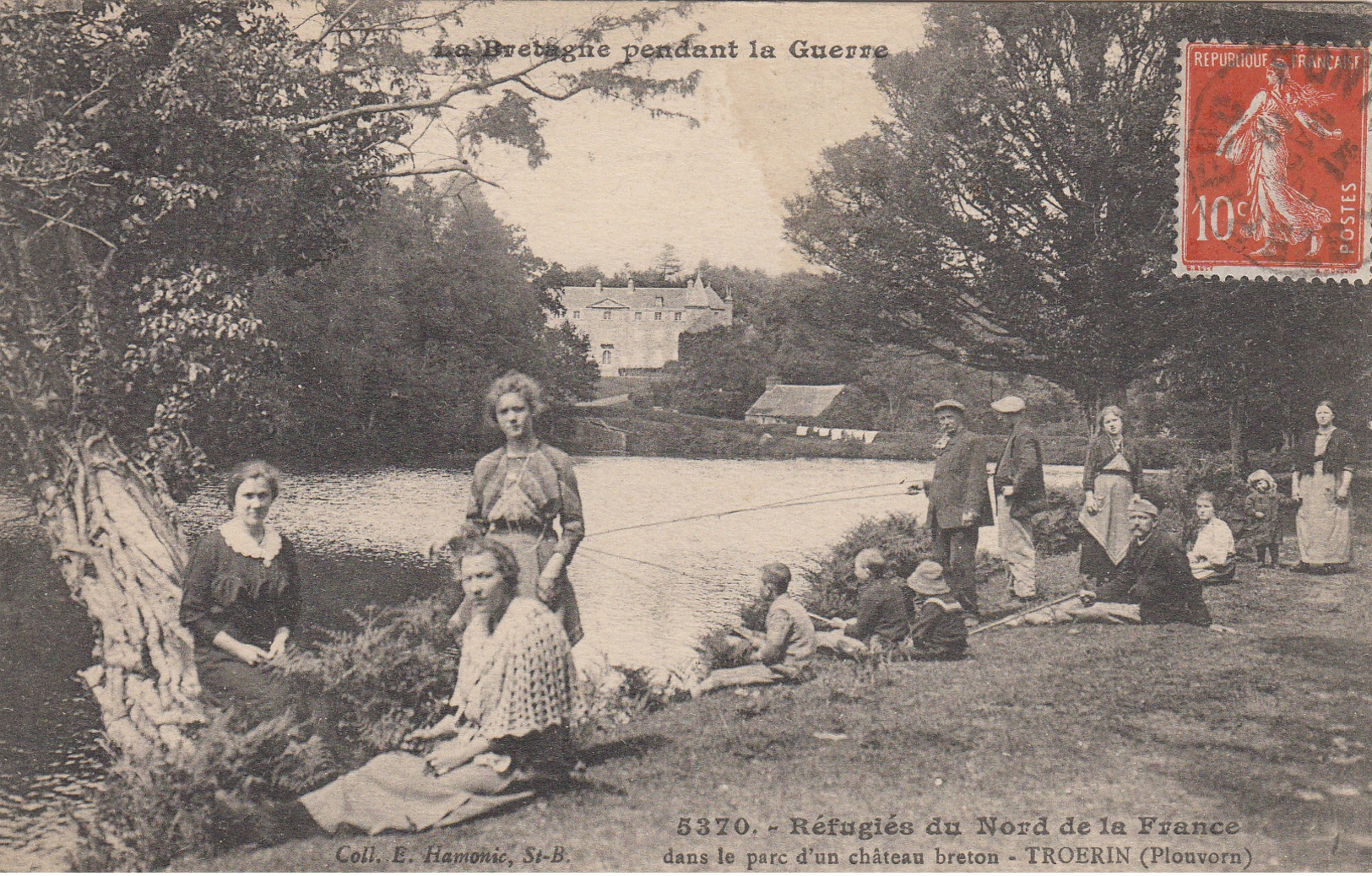 CPA 29 Troerin ( Plouvorn ) Réfugiés Du Nord De La France Dans Le Parc Du Chateau - Autres & Non Classés