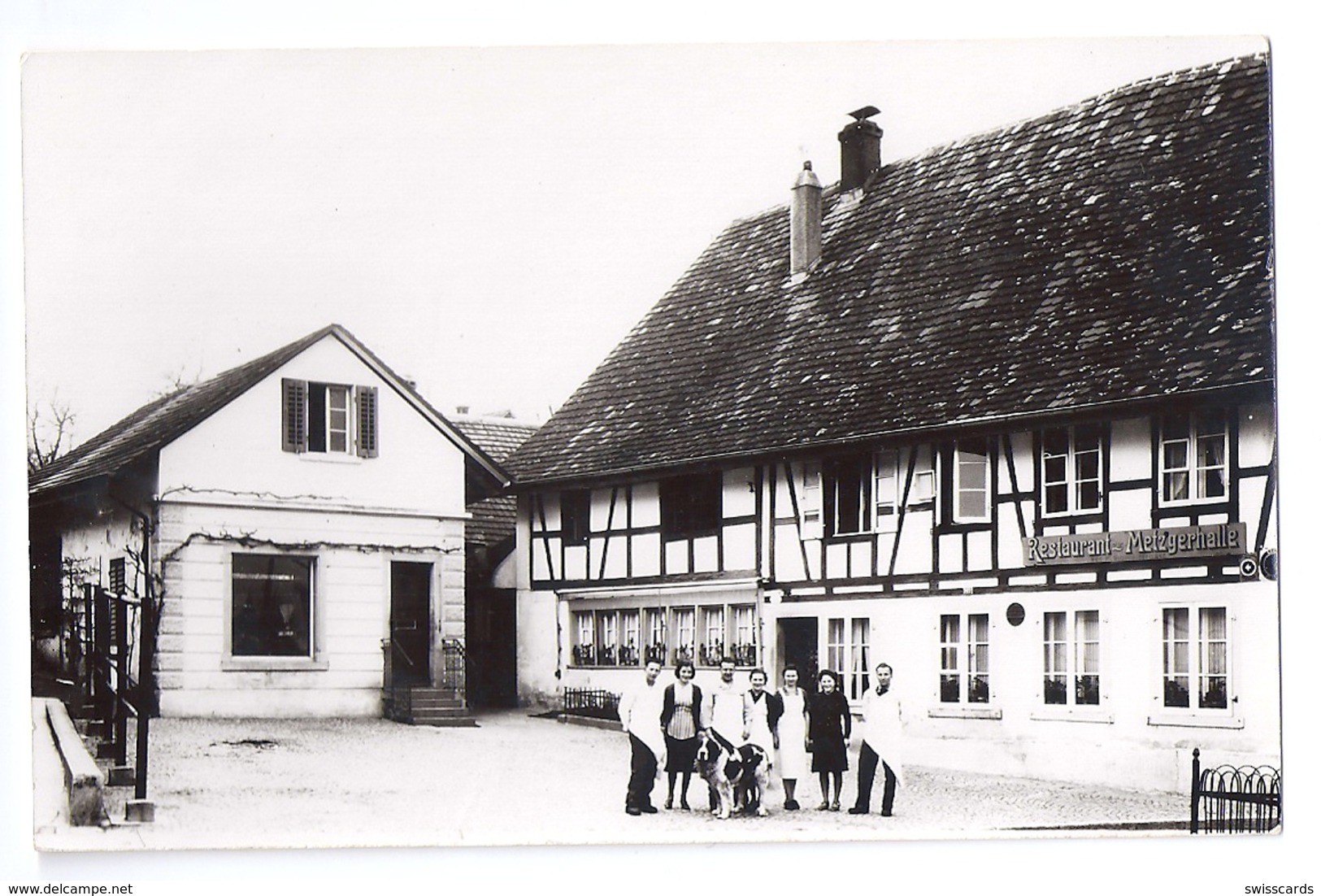 KURZDORF: Restaurant Metzgerhalle Mit Personal Und Hund - Privat-Foto-AK ~1940 - Autres & Non Classés