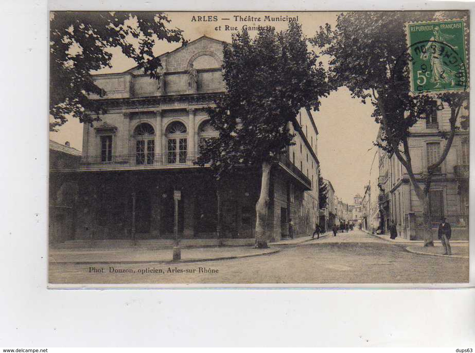 ARLES - Théâtre Municipal Et Rue Gambetta - Très Bon état - Arles