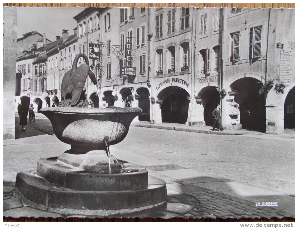 88 - REMIREMONT - Fontaine Du Cygne Et Les Arcades De La Grand'Rue. (Commerces: Hôtel, Librairie...) CPSM - Remiremont