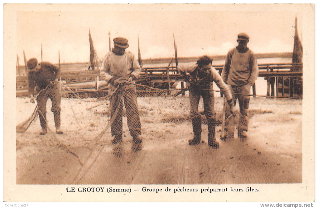 80-LE CROTOY- GROUPE DE PÊCHEURS PREPARANT LEURS FILETS - Le Crotoy