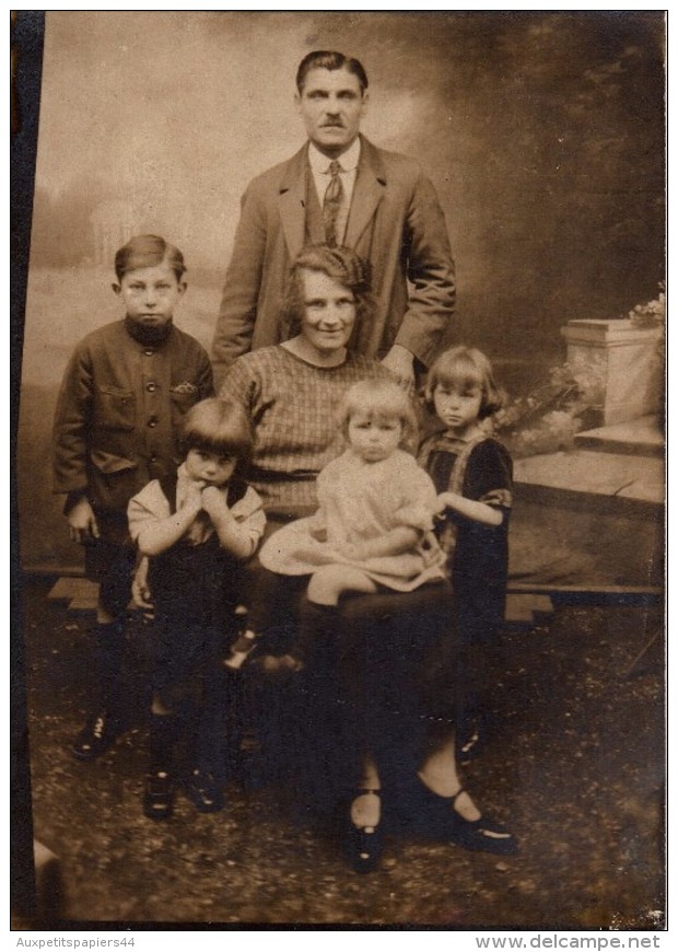 Photo Originale Famille - Un Couple Et Ses Quatre Enfants En Studio Vers 1920 - Personnes Anonymes