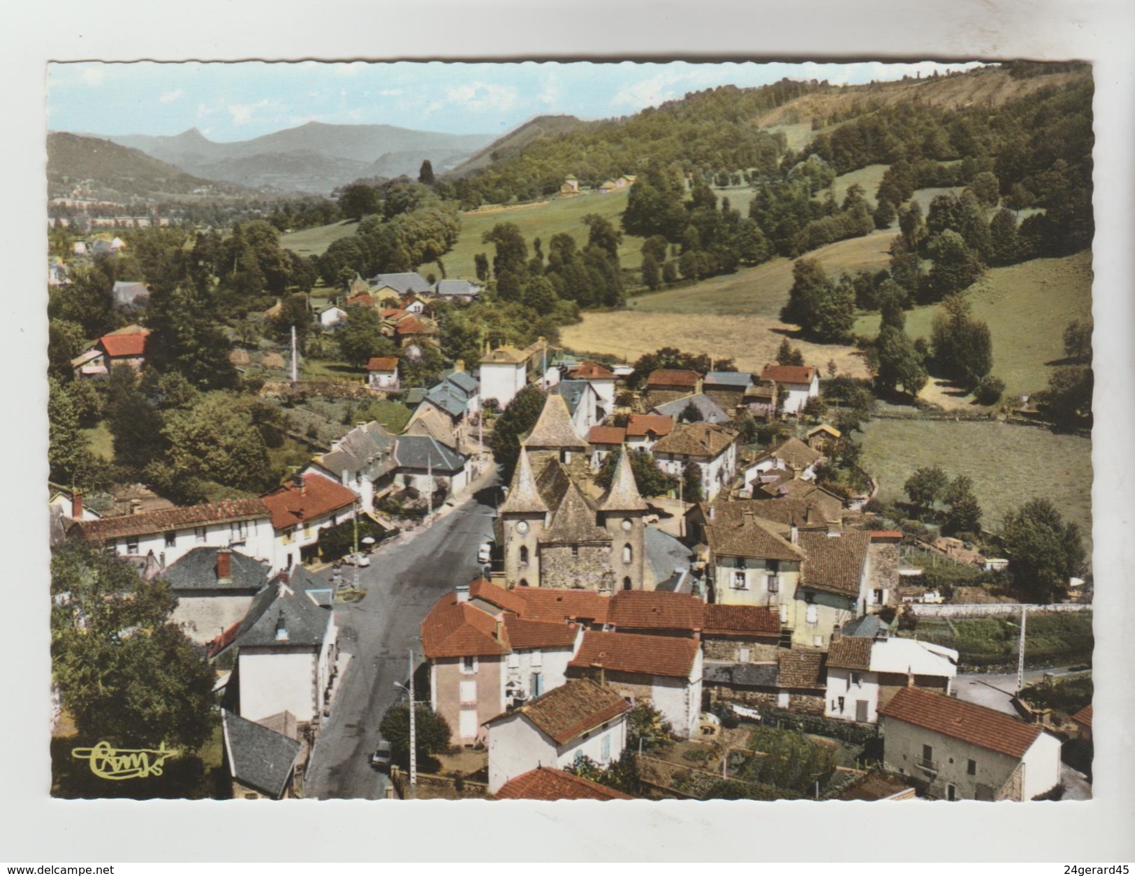 CPSM JUSSAC (Cantal) - Vue Aérienne Le Vieux Bourg - Jussac
