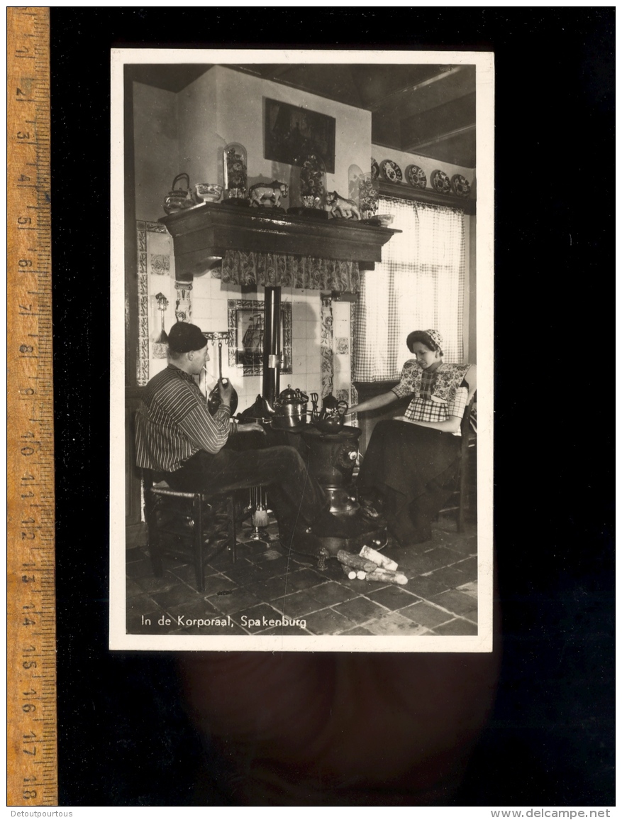 SPAKENBURG : In De Korporaal  Man With Pipe & Woman Around The Stove - Spakenburg