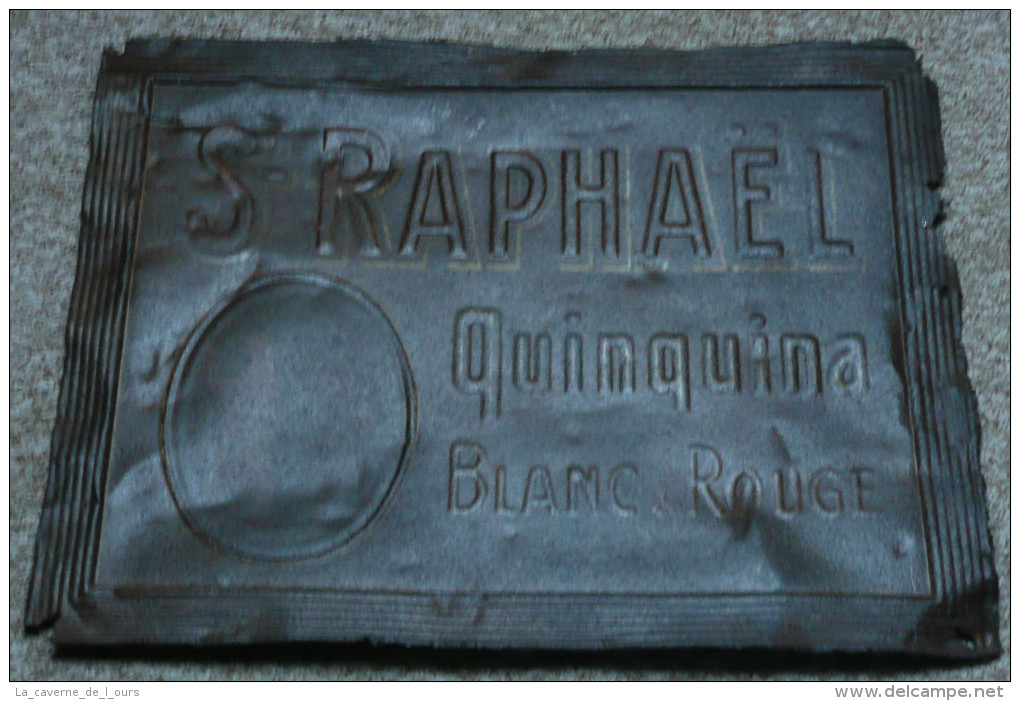 COLLECTOR Rare Ancienne Plaque En Tôle Emboutie Saint ST-RAPHAEL Quinquina Rouge - Drank & Bier