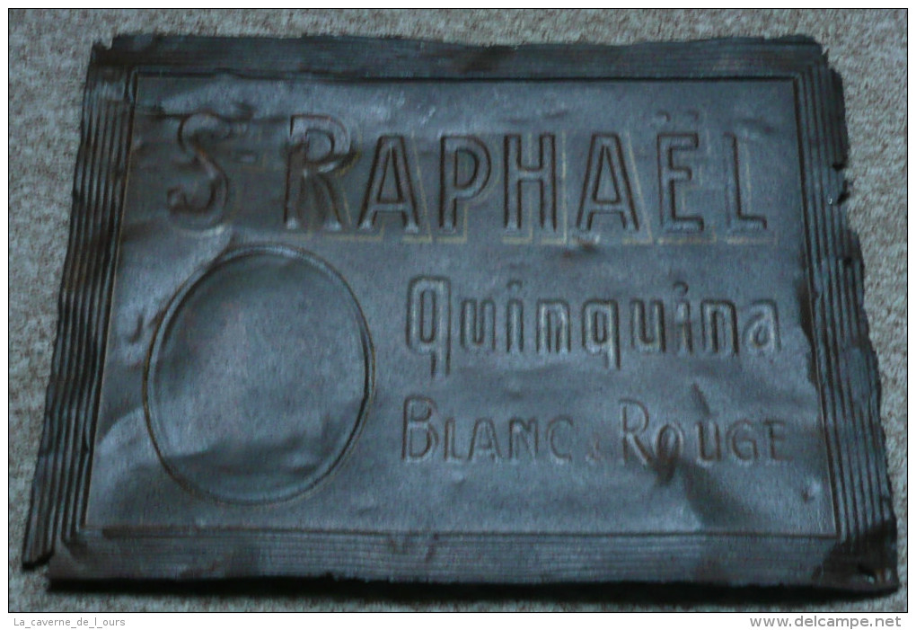 COLLECTOR Rare Ancienne Plaque En Tôle Emboutie Saint ST-RAPHAEL Quinquina Rouge - Schnaps & Bier