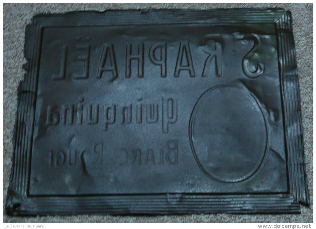 COLLECTOR Rare Ancienne Plaque En Tôle Emboutie Saint ST-RAPHAEL Quinquina Rouge - Liquor & Beer