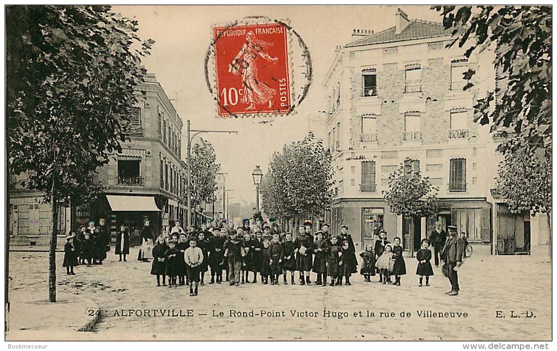 94  ALFORVILLE  LE ROND POINT VICTOR HUGO ET LA RUE DE VILLENEUVE  24 - Alfortville