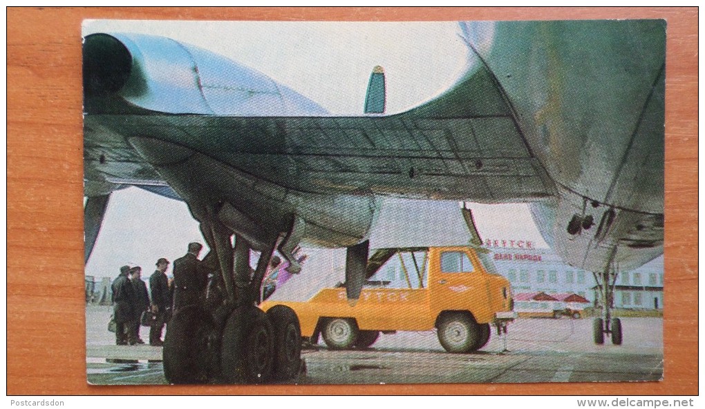 RUSSIA. SIBERIA. YAKUTSK  AIRPORT - PLANE-  OLD USSR PC 1975 - Aerodrome