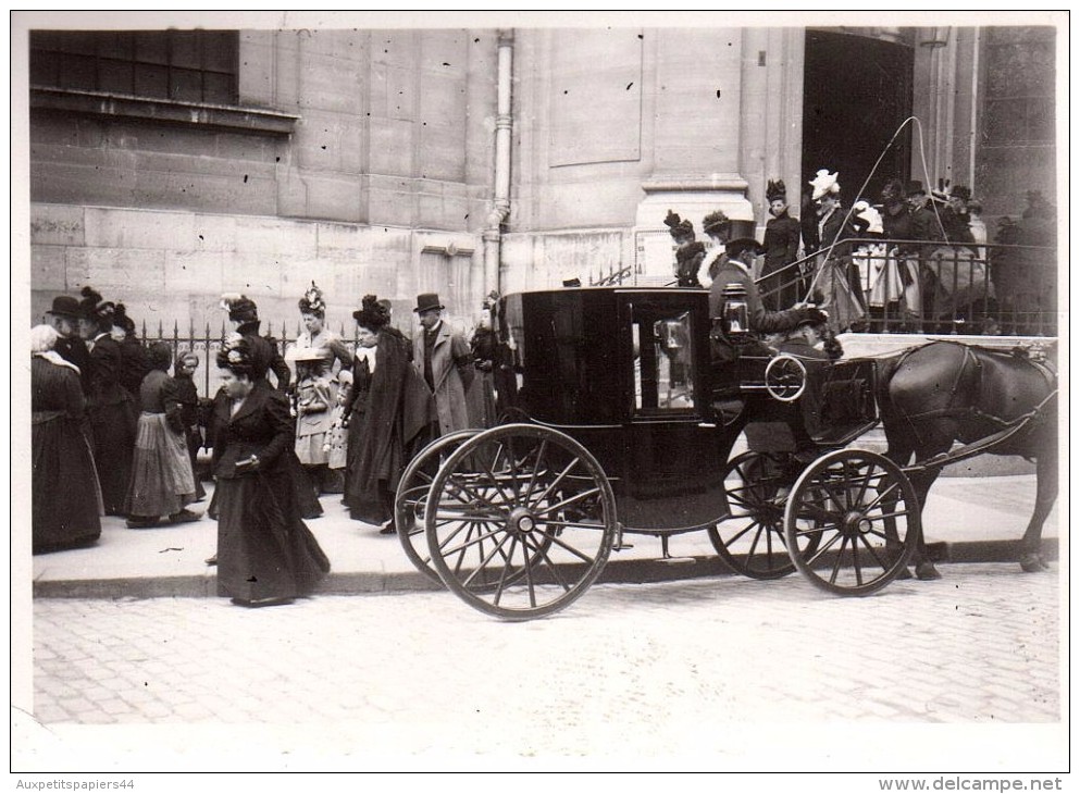 Photo Originale Attelage & Véhicules Hippomobiles - Carrosse à La Sortie D'une Cérémonie & Costumes D'époques Vers 1900 - Automobiles