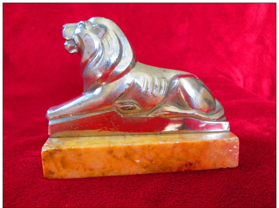 Superbe Régule Animalier Chromé LION Allongé, D'époque ART-DECO, Monté Sur Un Socle En Marbre - Autres & Non Classés