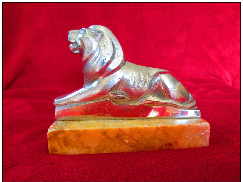 Superbe Régule Animalier Chromé LION Allongé, D'époque ART-DECO, Monté Sur Un Socle En Marbre - Autres & Non Classés