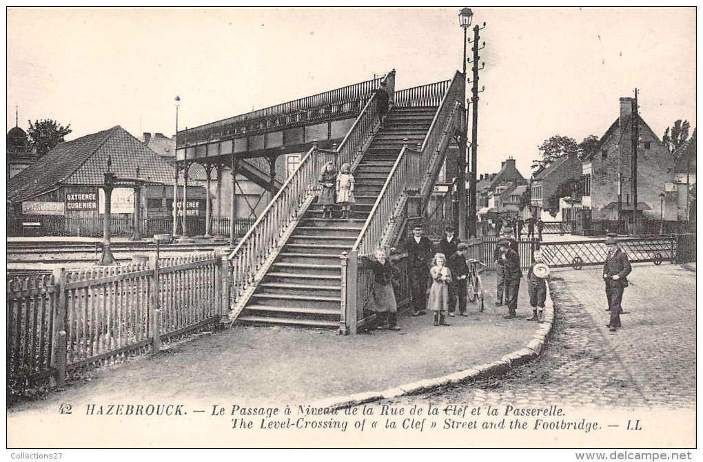 59-HAZEBROUCK- LE PASSAGE A NIVEAU , DE LA RUE DE LA CLEF ET LA PASSERELLE - Hazebrouck