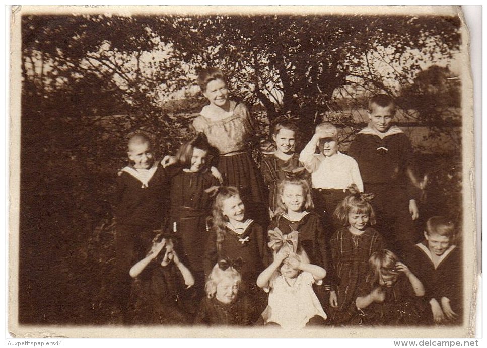 2 Photos Originales Scolaire, Groupe D'élèves Avec Maîtresse Et Ronde Des Enfants Vers 1920 - Costumes De Marins & Noeud - Personnes Anonymes