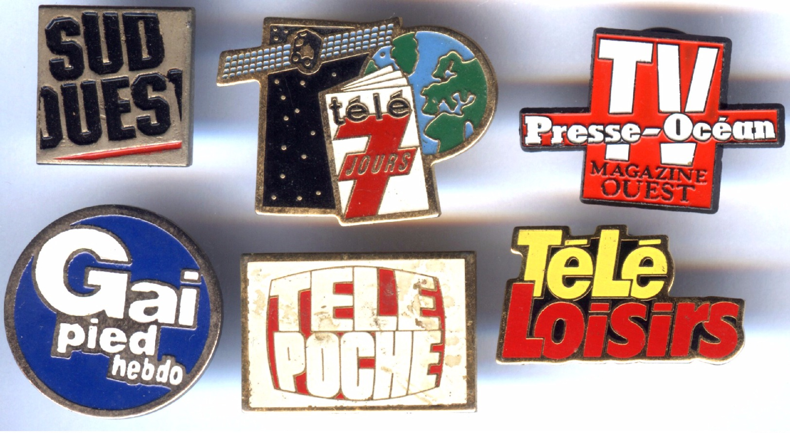 Lot De 6 Pin´s Média Presse Mag TV : Télé Loisirs - Télé 7 Jours - Télé Poche - TV Presse Océan - Sud Ouest - Gai Pie - Medias