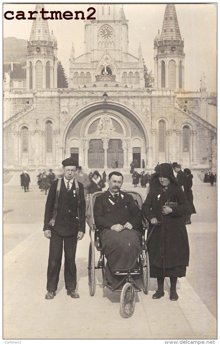 CARTE PHOTO : LOURDES MALADE EN PELERINAGE INFIRME FAUTEUIL ROULANT MIRACLE SCOUT SCOUTISME RELIGION PYRENEES 65 - Lourdes