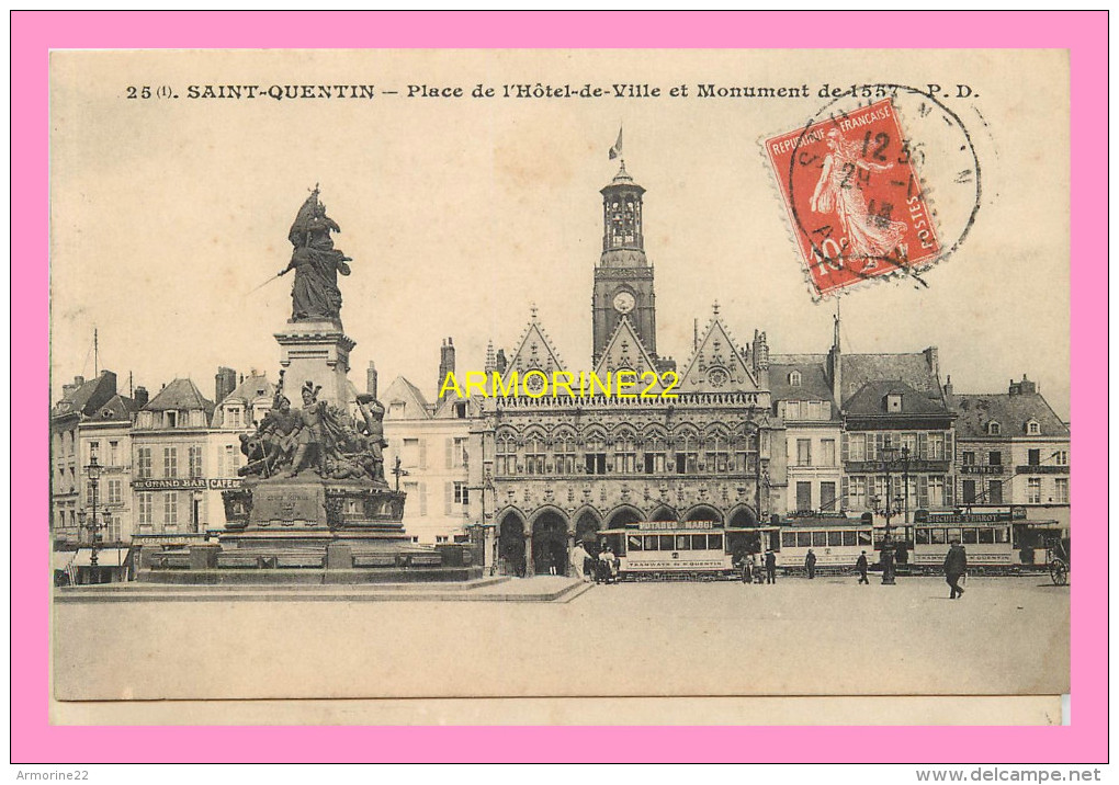 CPA  SAINT QUENTIN  Place De L Hotel De Ville Et Monument De 1557 - St. Quentin En Yvelines