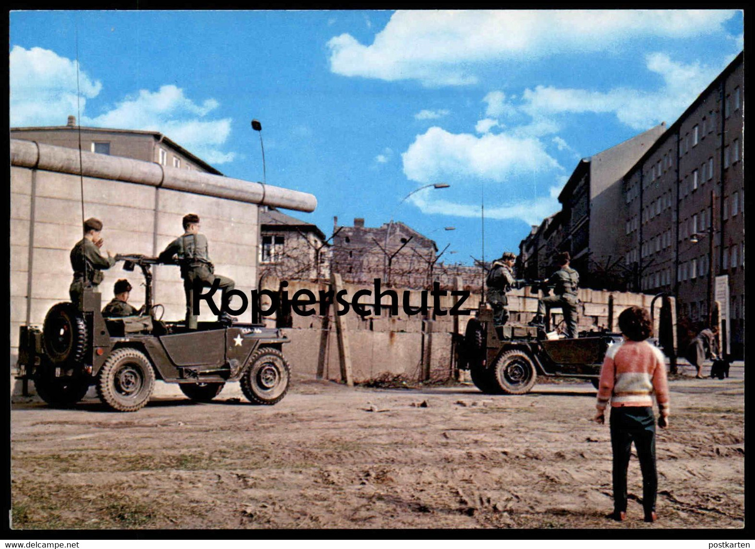 ÄLTERE POSTKARTE BERLIN DIE MAUER THE WALL LE MUR BERLINER MAUER MILITÄR SOLDATEN SOLDAT KIND Ansichtskarte Cpa Postcard - Berlin Wall