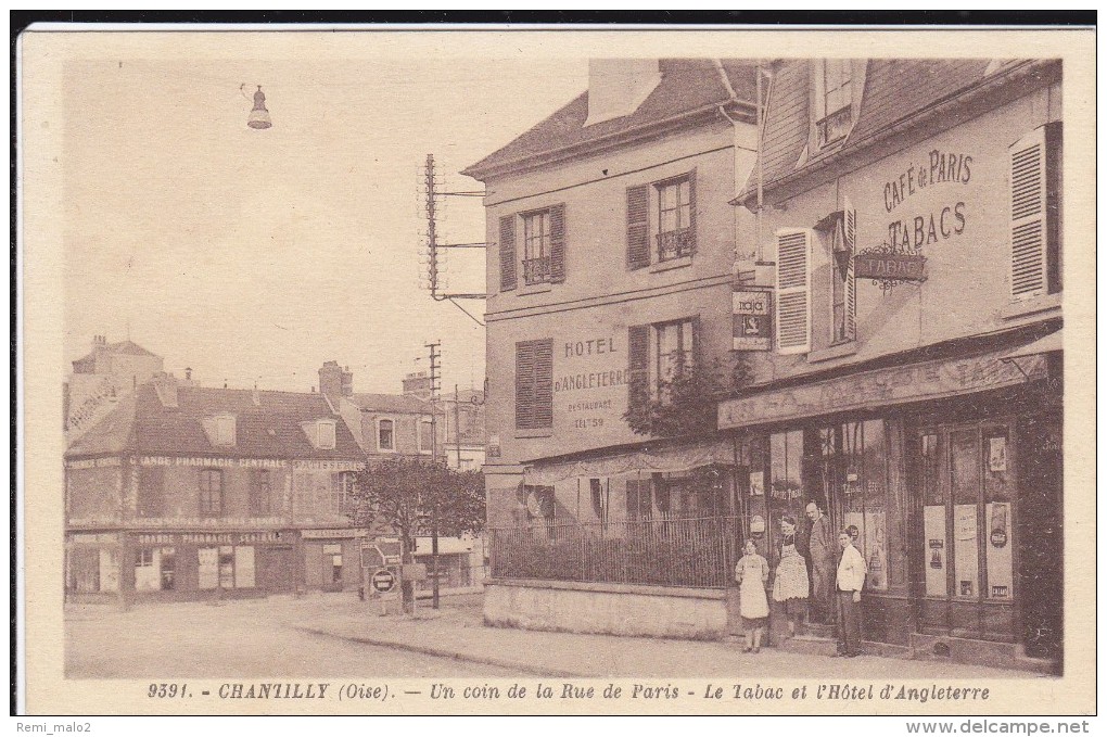 CARTE POSTALE    CHANTILLY 60 Un Coin De La Rue De Paris.Le Tabac Et L'Hotel D'Angleterre - Chantilly