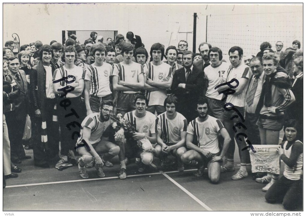 Lebbeke  : Persfoto 1977 :  Moderna  Volleybal :     Zie Verso Voor Detail   ( 18 X 13 Cm ) - Lebbeke