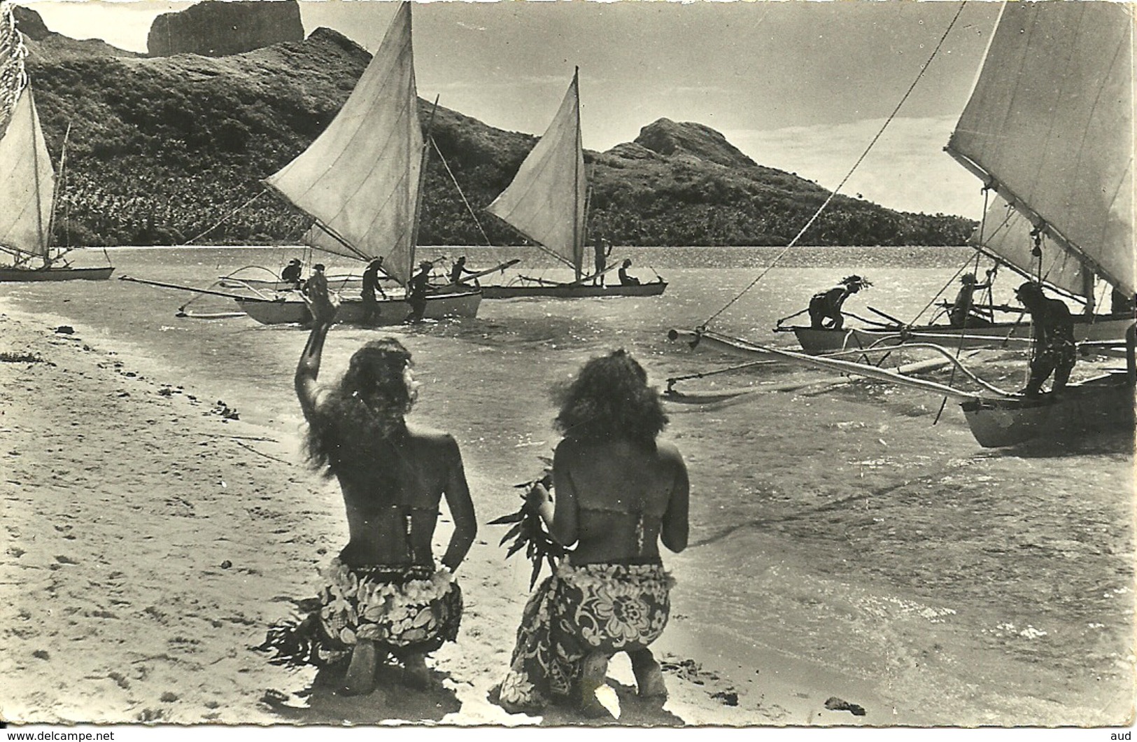 TAHITI, BORA BORA, Départ De Pirogues - Polynésie Française