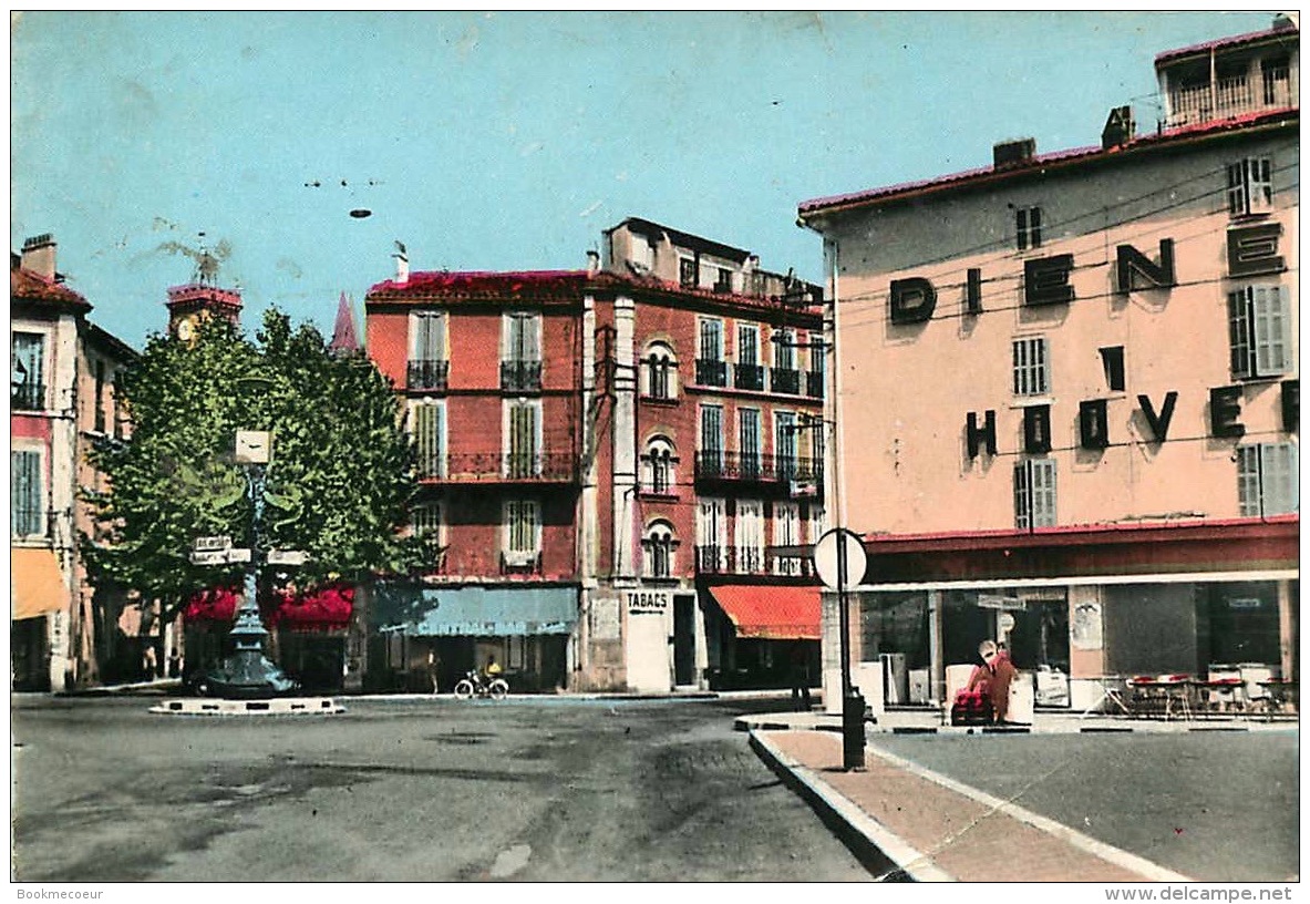 13   DANS LA VILLE D'AUBAGNE   LE CARREFOUR DE L'HORLOGE - Aubagne