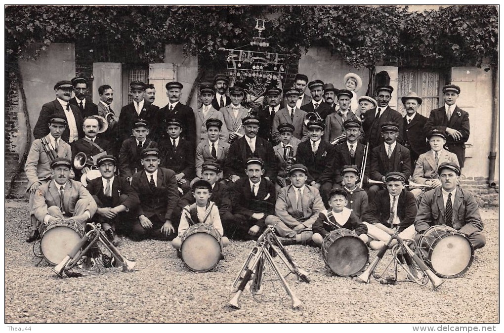 ¤¤  -  LE VAUDREUIL  ???   -  Carte-Photo D´une Fanfare  -  Photographe " Marcel CHAPUIS " Route De Paris, Le Vaudreuil - Le Vaudreuil