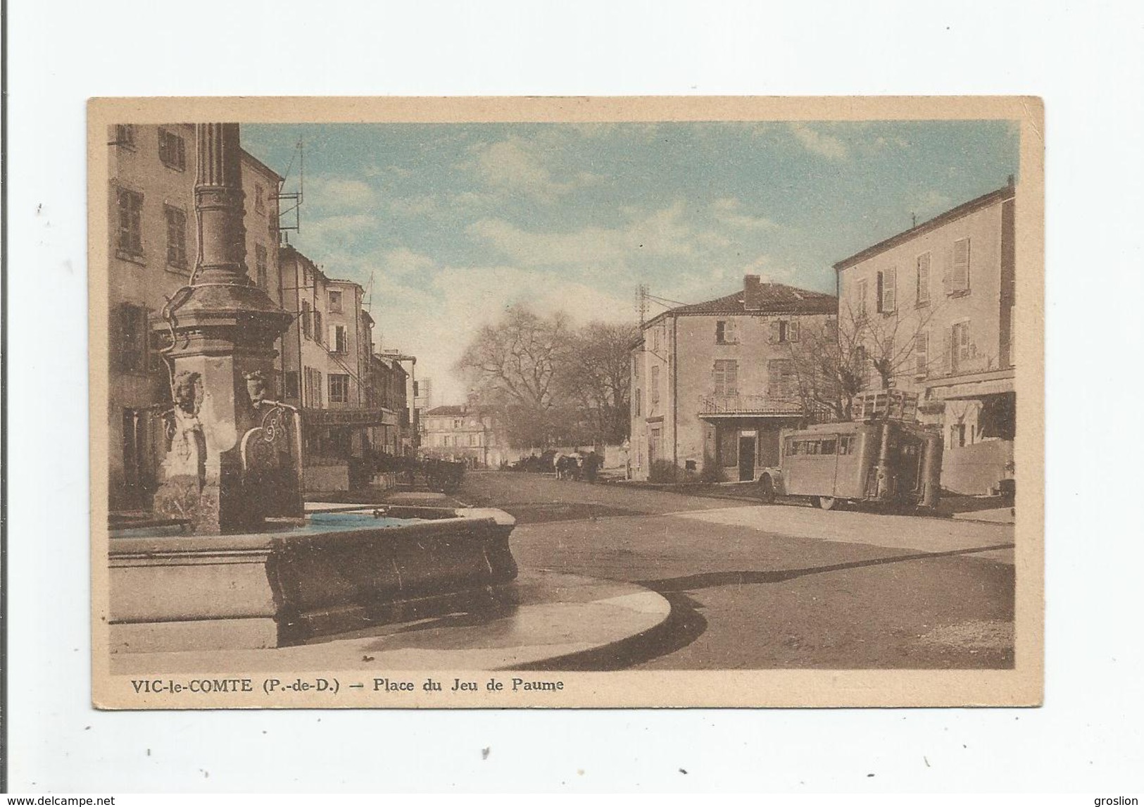 VIC LE COMTE (P DE D) PLACE DU JEU DE PAUME (AUTOBUS ET FONTAINE) - Vic Le Comte