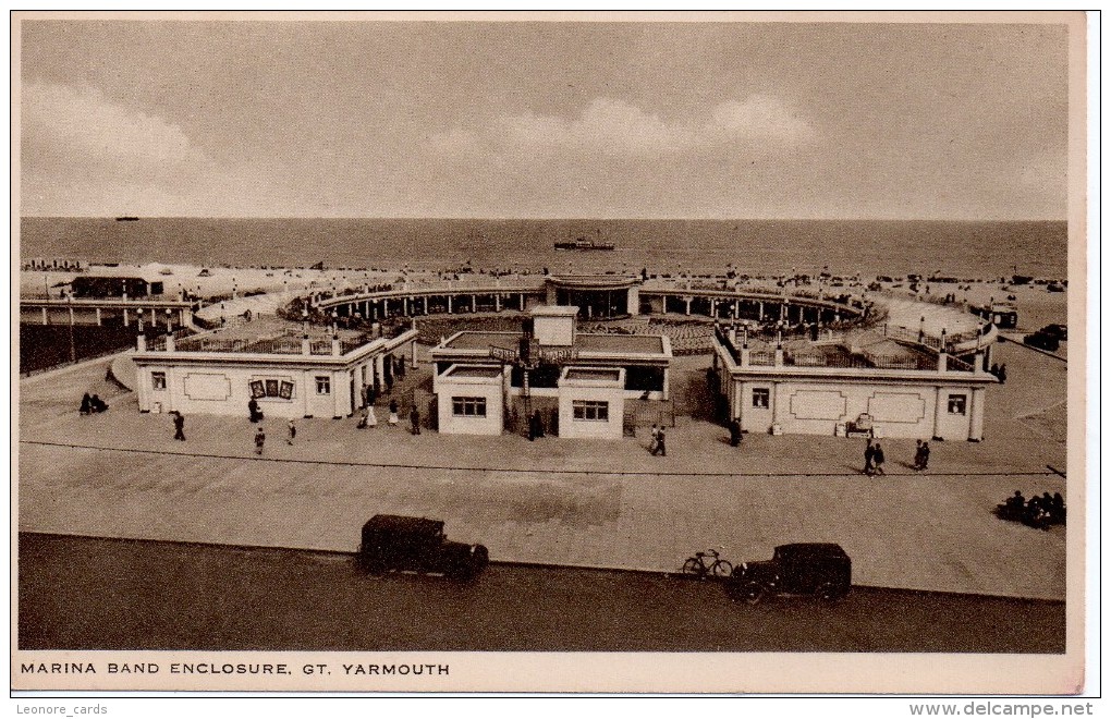 CPA.Royaume-Uni.Yarmouth. Marina Band Enclosure.personnages.voitures. - Great Yarmouth