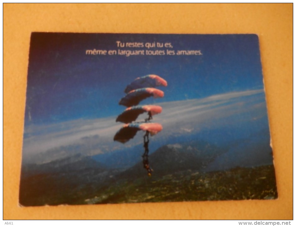 Parachutistes En Demonstration   ( Tu Reste Qui Tu Es Meme En Larguant Les Amarres  "  ) ( Houtland ) Photo Vandystadt - Parachutisme