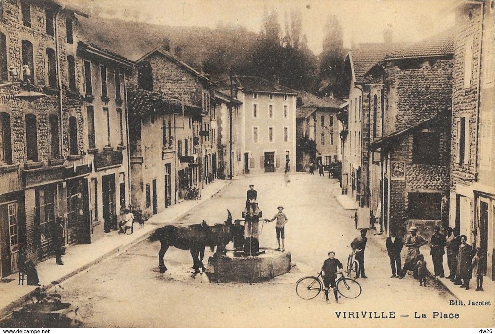 Viriville (Isère) - La Place, Belle Animation Autour De La Fontaine - Edition Jacotet - Viriville