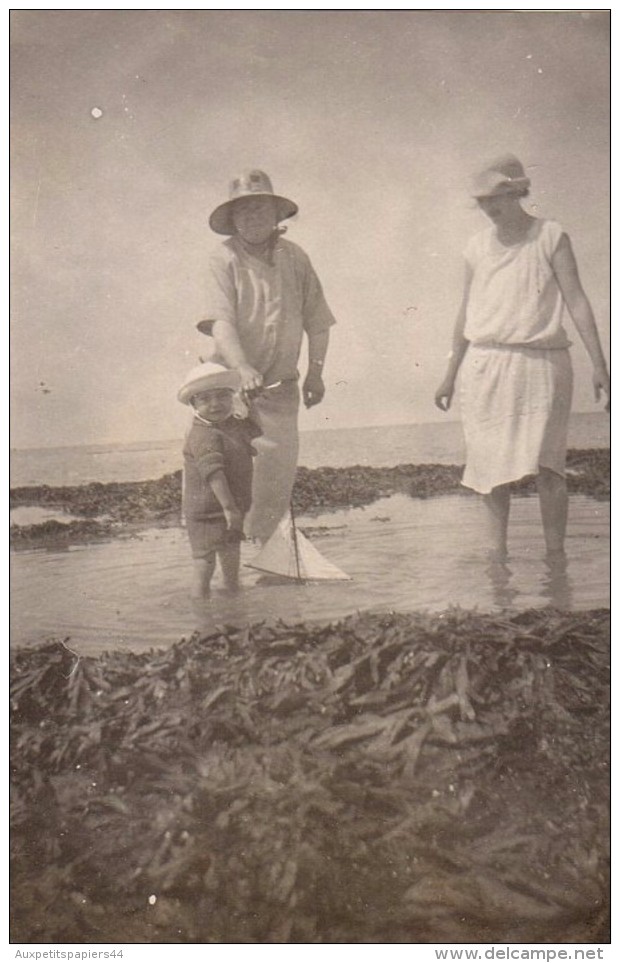 Photo Originale Plage & Maillot De Bain - Mère, Grand-Mère Et Fiston & Son Bateau De Plage - Maquette De Voilier Bois 20 - Pin-up