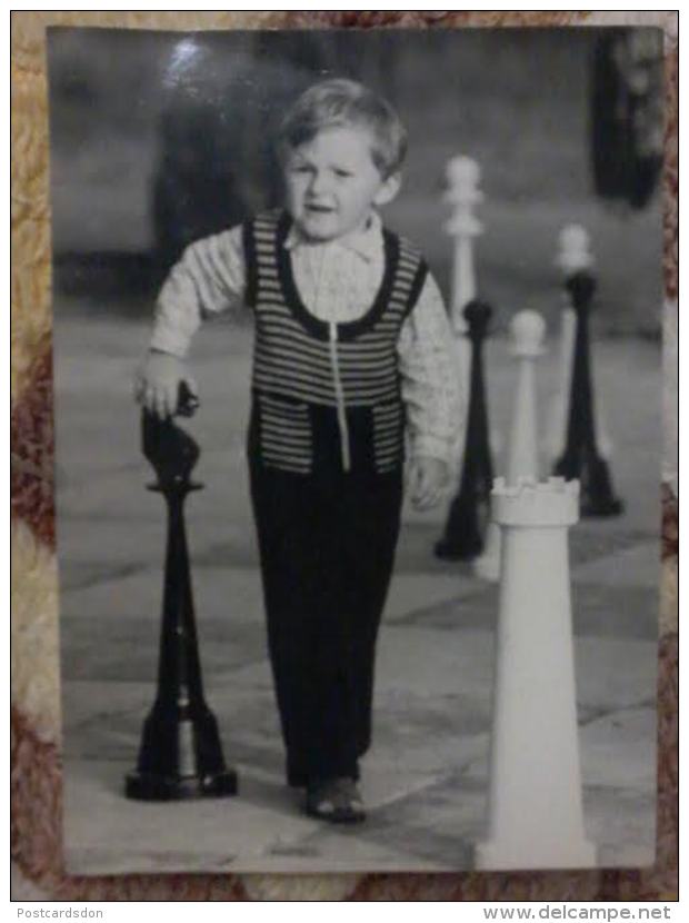 JEU - ECHECS - CHESS - ECHECS. Little Boy With Chess -   Old REAL Soviet PHOTO  1970s - Schaken