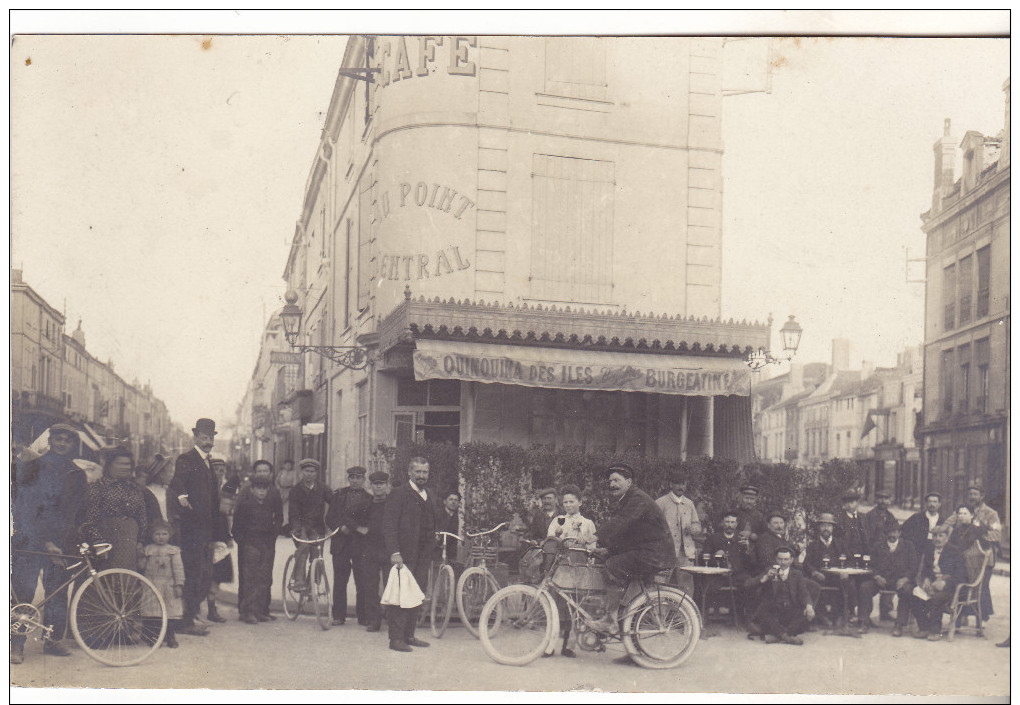 52 Saint Dizier Carte Photo Café Le Point Central. Très Animé,moto 1er Plan.Tb état. Rare. - Saint Dizier