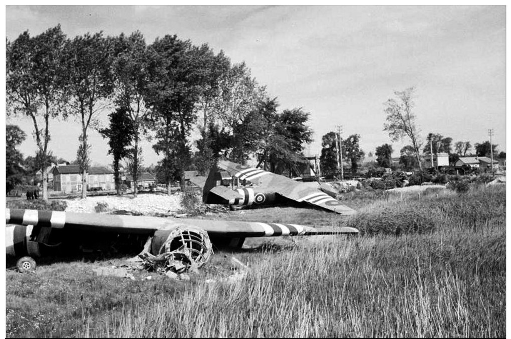 Cpm Planeur Horsa Près Du Pont Du Canal De Caen à Bénouville , Le 8 Juin 1944 - Guerre 1939-45