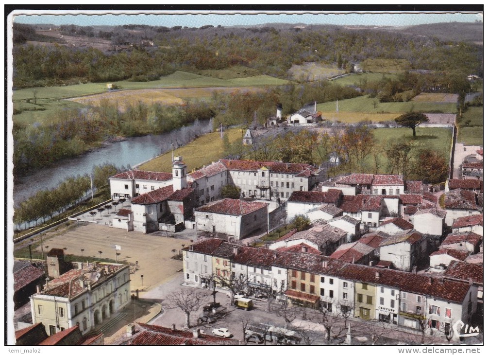 CPSM   VIELMUR 81  Vue Générale Aérienne.L'église,la Mairie Et Les écoles - Vielmur Sur Agout