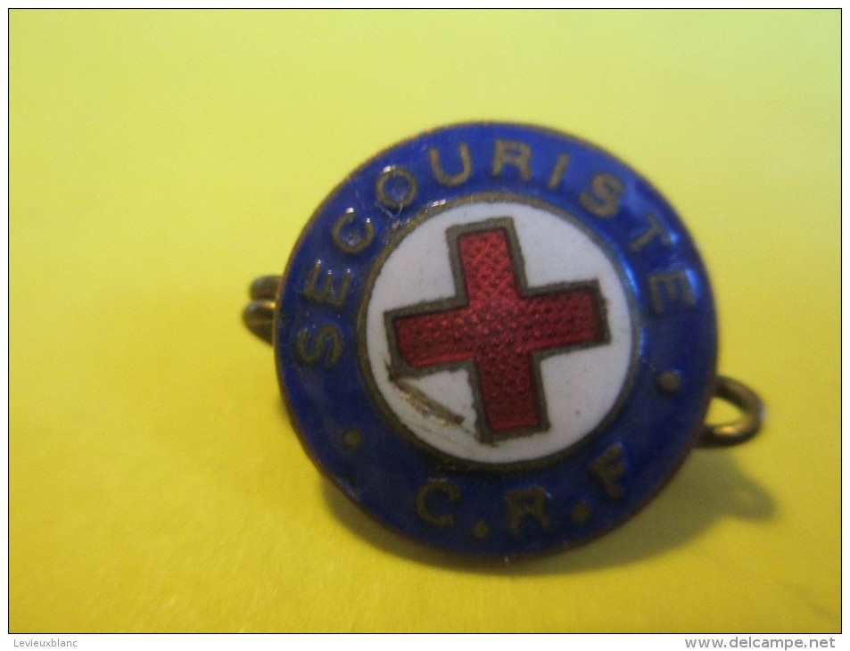 3 Petits Insignes De Boutonniére/Secouriste/C.R.F./Croix Rouge Française/D'époques Différentes/de 1930 à 1950   MED74 - Medicina