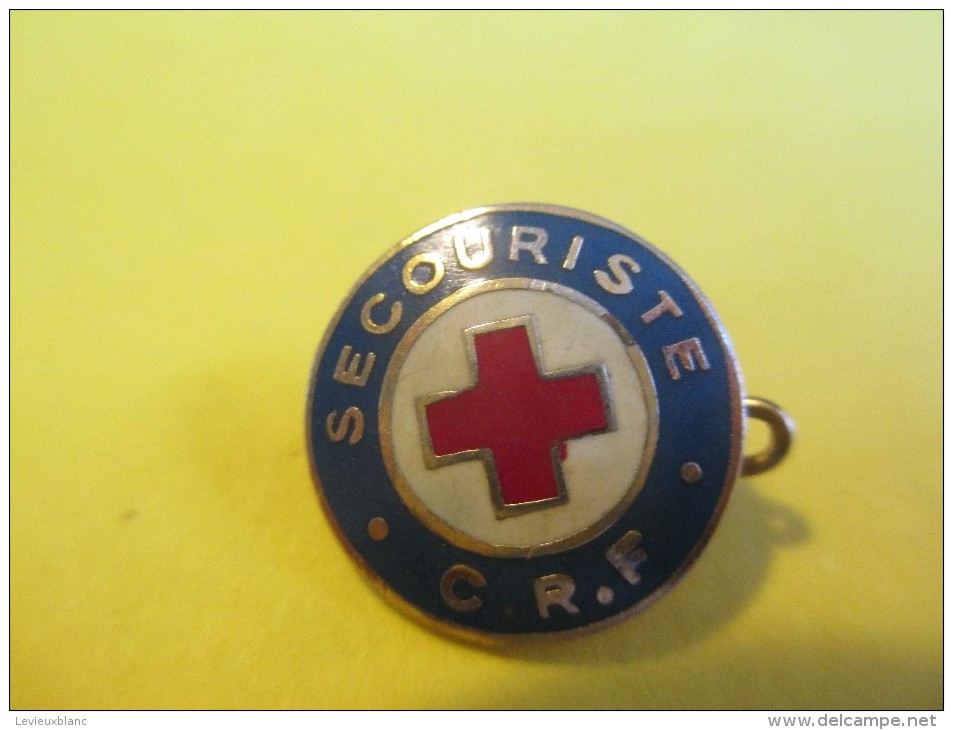 3 Petits insignes de boutonniére/Secouriste/C.R.F./Croix Rouge Française/D'époques différentes/de 1930 à 1950   MED74