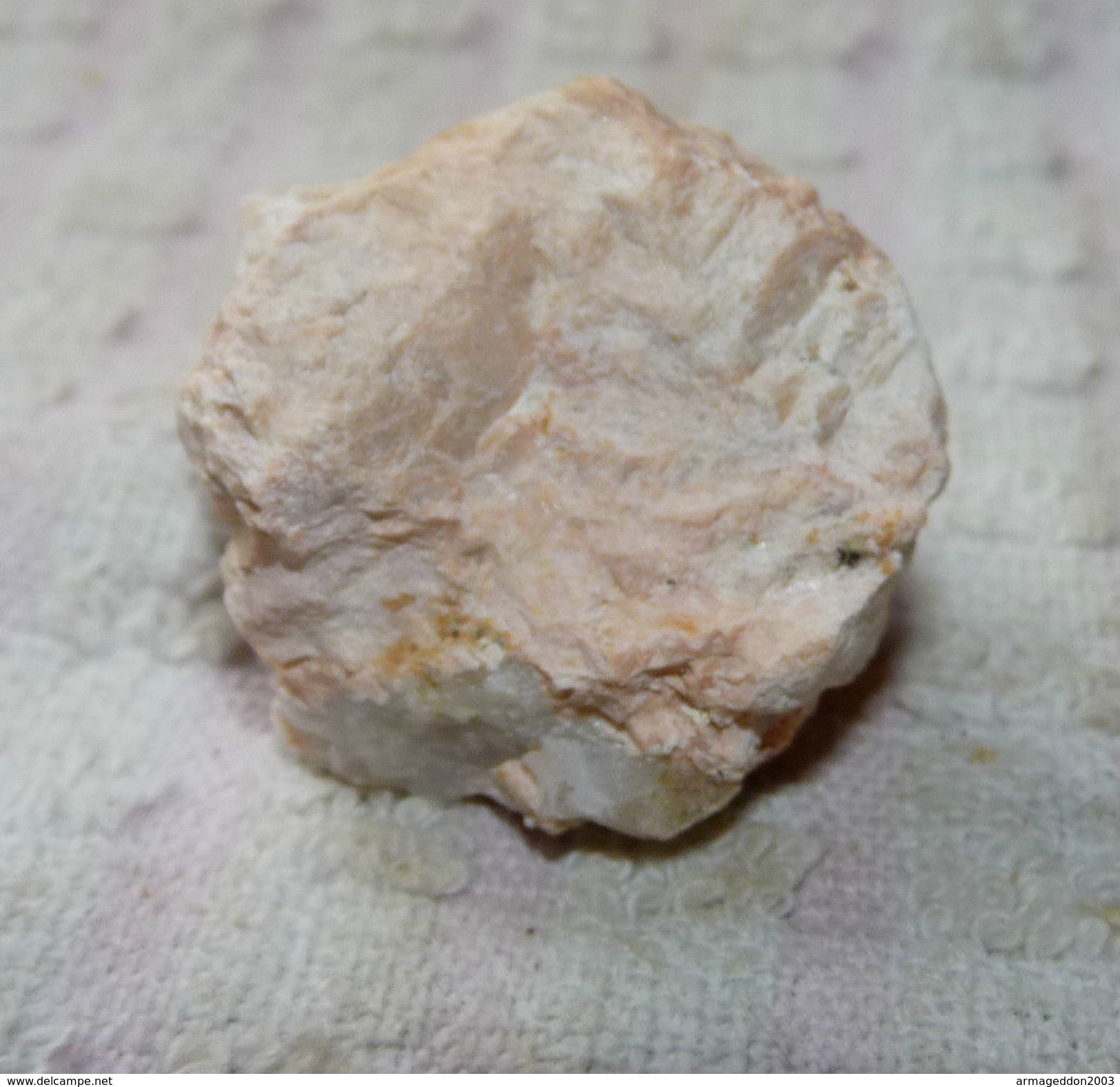 Z12 / PIERRE MINERALE ROSE 3 X 3 X 2.8 Cm Environ 31 Gr - Mineralen