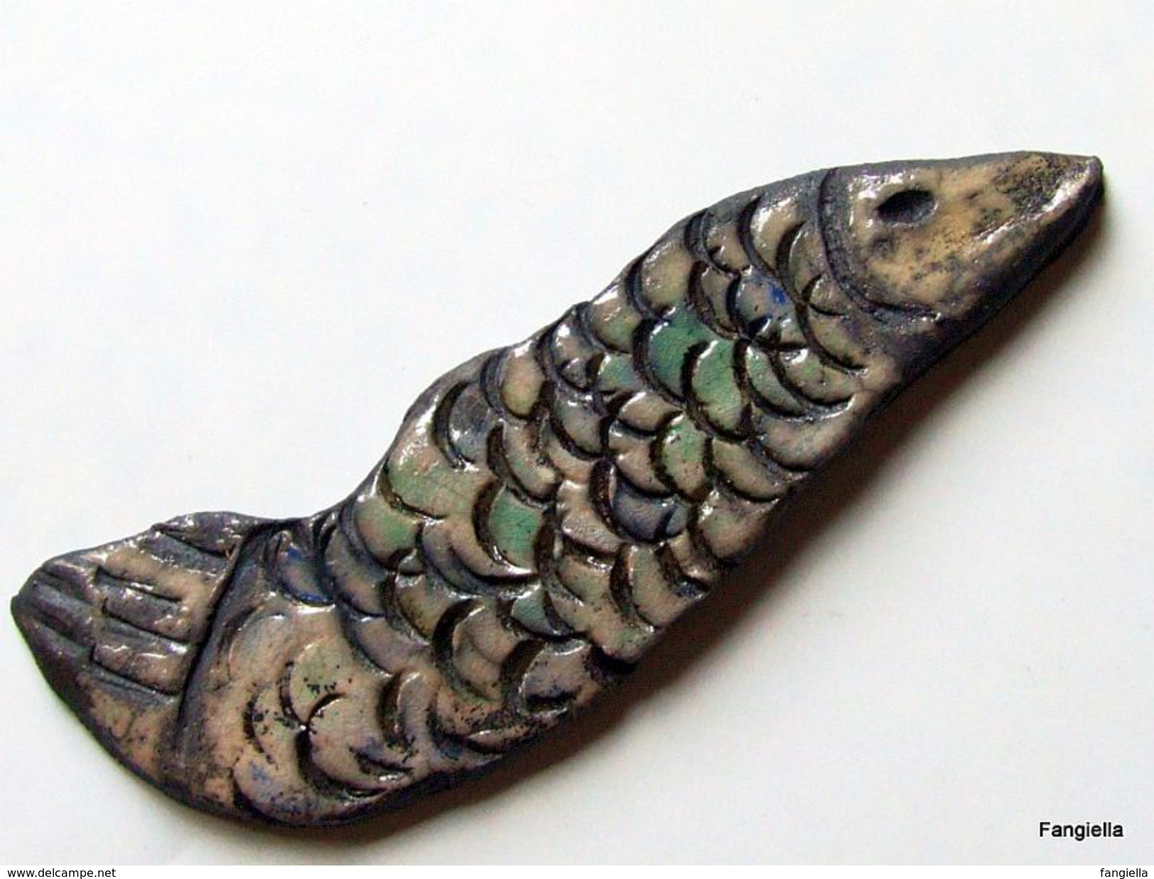 Pendentif Poisson Céramique Raku émaillé écru Vert Bleu Artisanal Environ 107x30x6mm   Une Superbe Pièce De Créateur Réa - Perlas