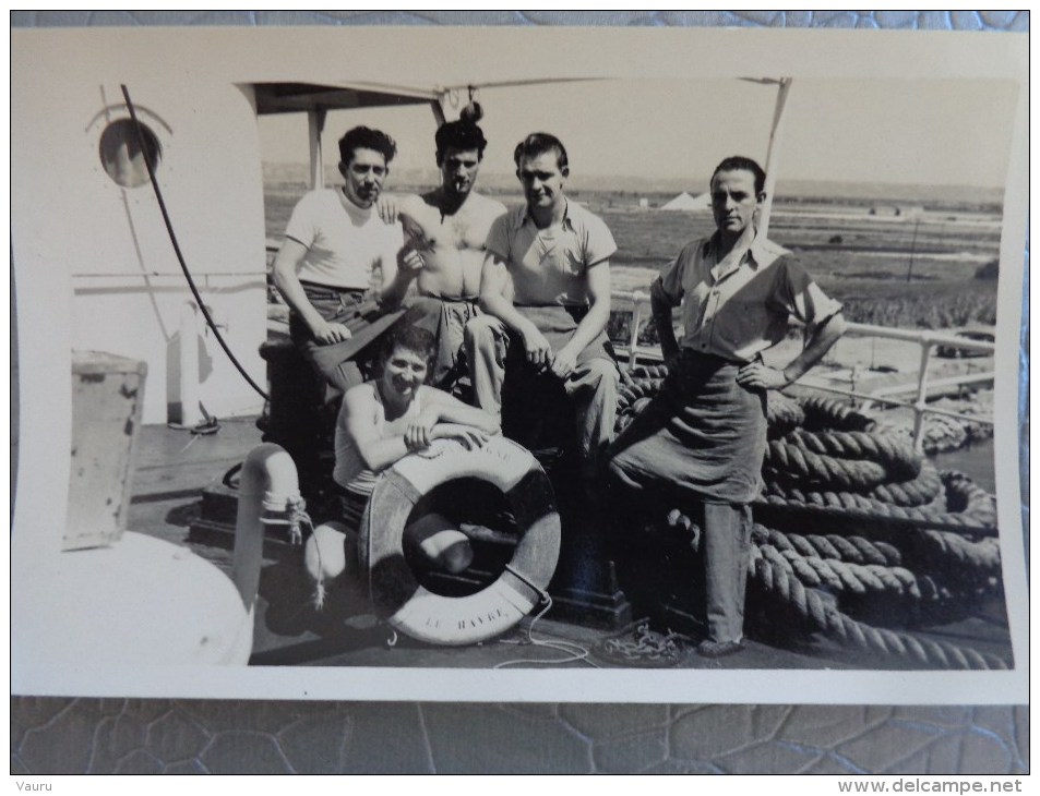 CARTE PHOTO PETROLIER CHAMPAGNE  LE HAVRE  ESCALE A BERRE 10 AOUT  1952  EQUIPAGE LES CUISINIERS - Petroleros