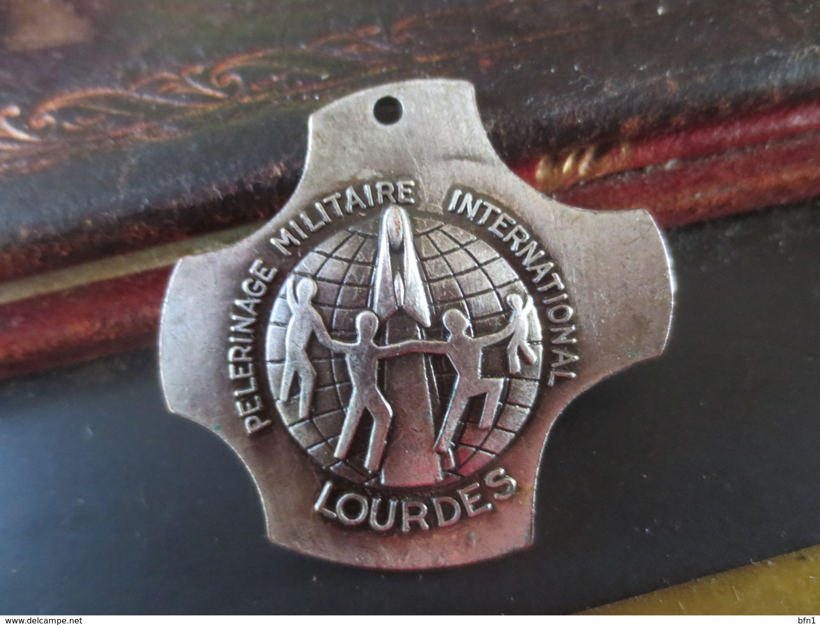 INSIGNE-PELERINAGE MILITAIRE INTERNATIONAL LOURDES   - VOIR PHOTOS - Marine