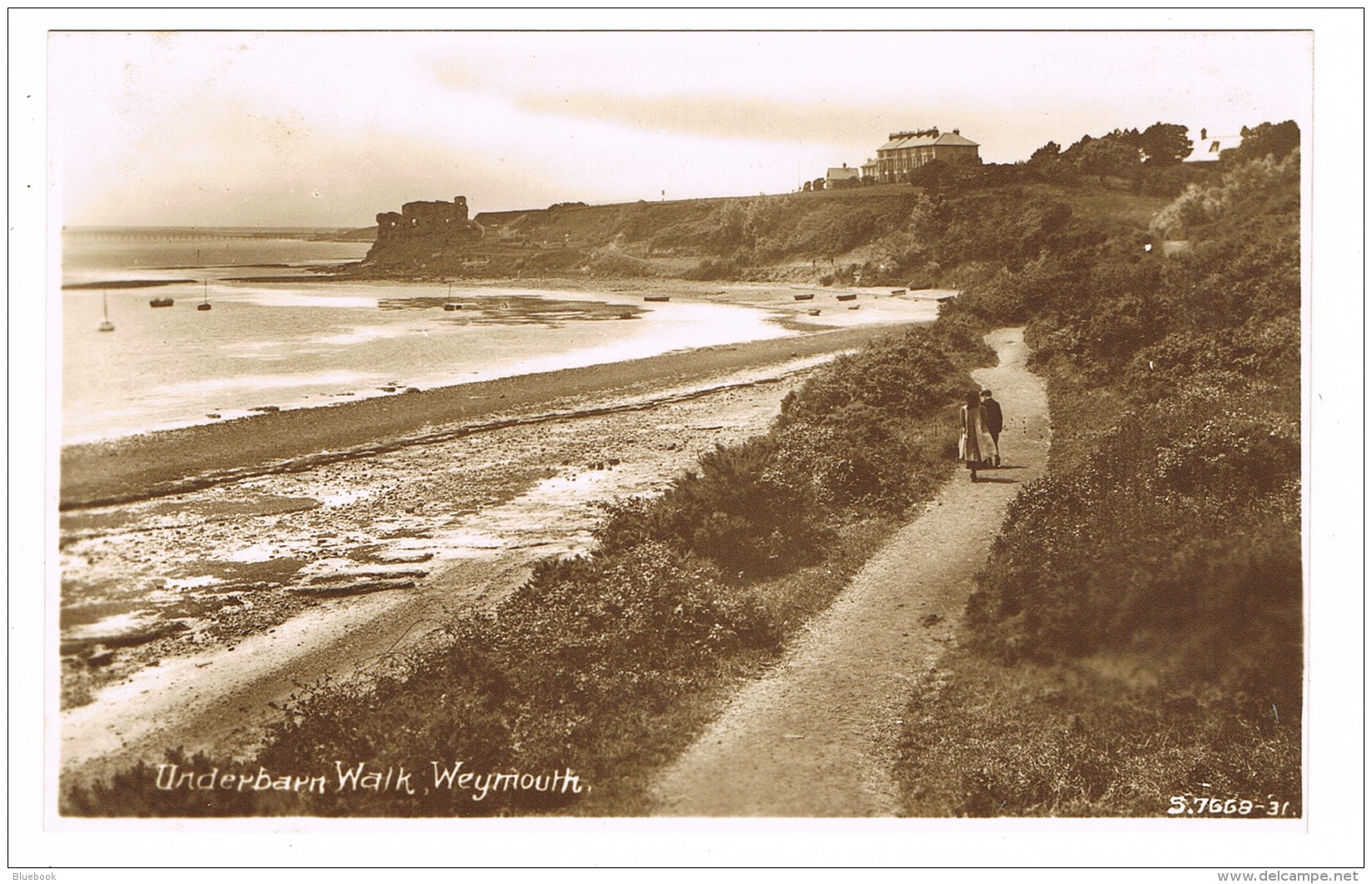RB 1121 -  Early Real Photo Postcard - Couple On Underbarn Walk - Weymouth Dorset - Weymouth