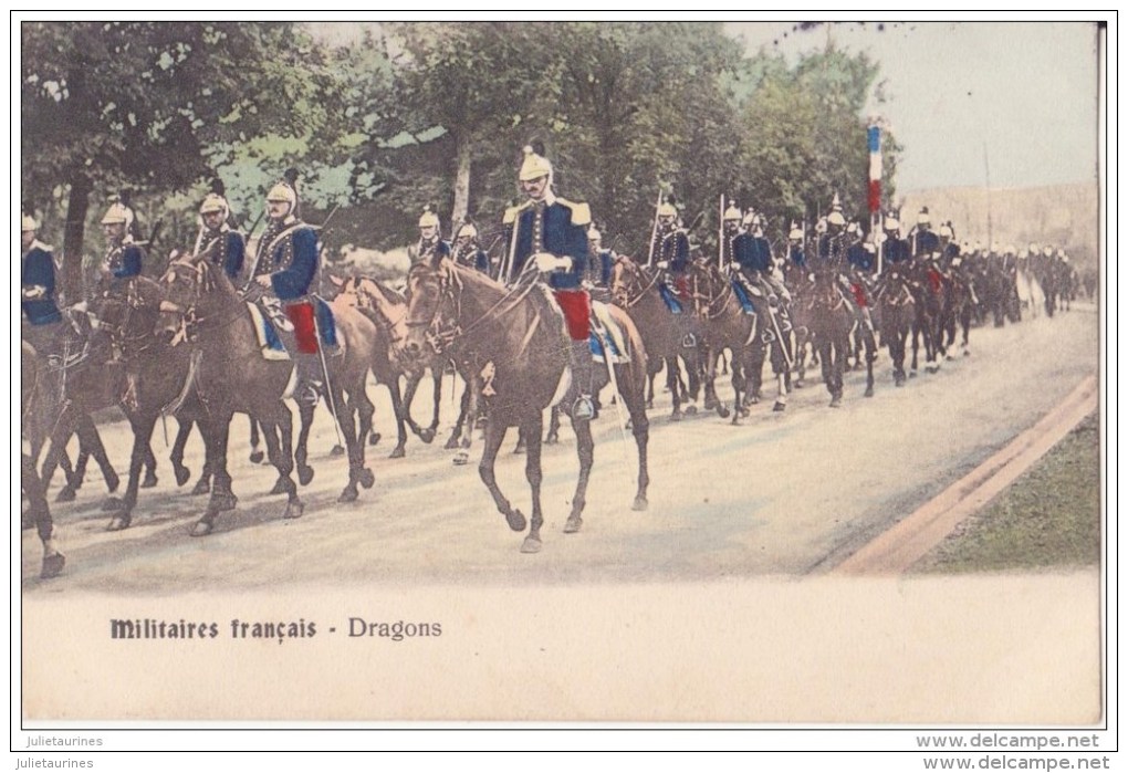 MILITAIRE  DRAGONS FRANÇAIS DEFILE CPA BON ÉTAT - Manoeuvres