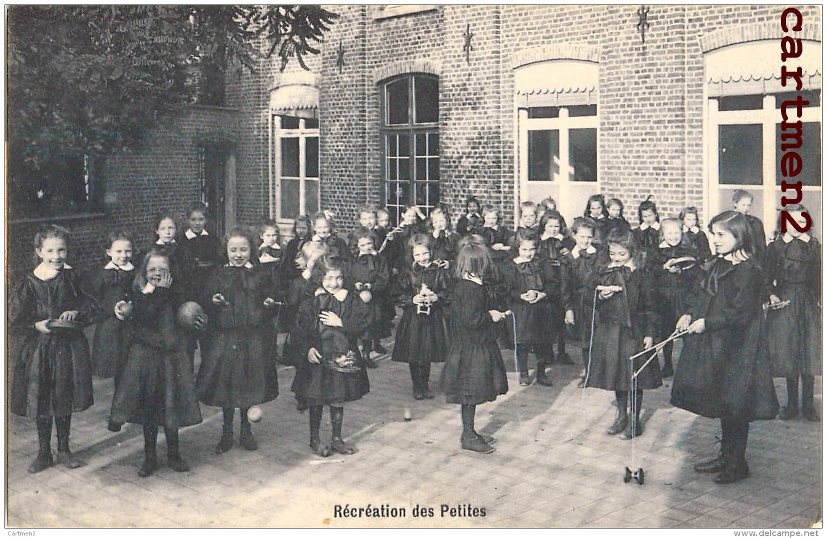 PENSIONNAT DES URSULINES HAUT-CROIX BRABANT COUR DE RECREATION DES PETITES JEU DE DIABOLO - Autres & Non Classés